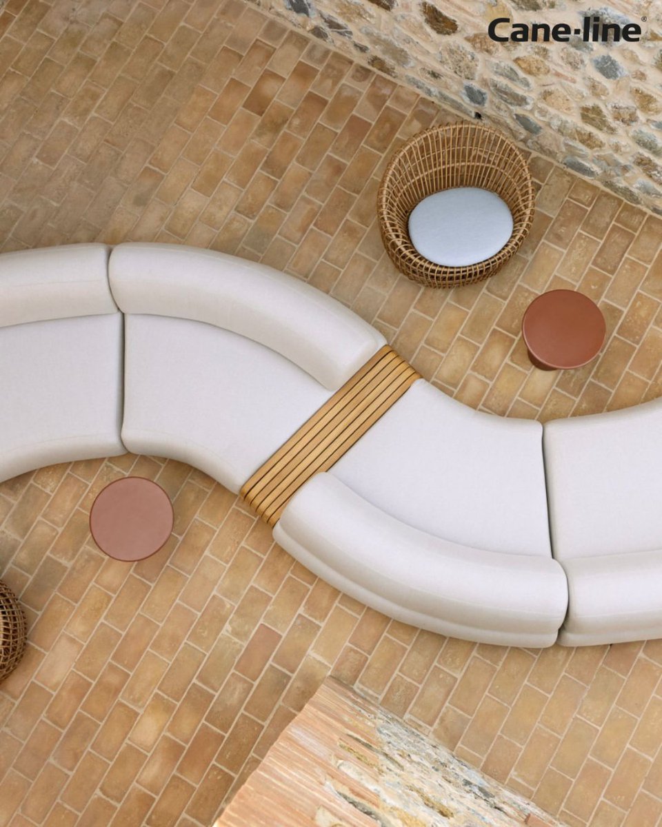 AlgarvProperAg's tweet image. Small table, big statement.
The Mellow coffee table is crafted from premium Grade A teak, bringing warmth and natural elegance to any outdoor lounge. Its soft curves and compact design make it perfect for smaller spaces
#Cane-line #OutdoorDesign #CoffeeTable #TeakFurniture