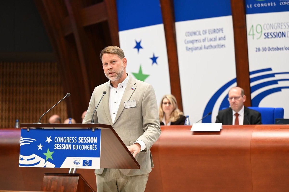 Državni sekretar #MJU 𝗝𝘂𝗿𝗲 𝗧𝗿𝗯𝗶č se je udeležil 𝟰𝟵. 𝘇𝗮𝘀𝗲𝗱𝗮𝗻𝗷𝗮 𝗞𝗼𝗻𝗴𝗿𝗲𝘀𝗮 𝗹𝗼𝗸𝗮𝗹𝗻𝗶𝗵 𝗶𝗻 𝗿𝗲𝗴𝗶𝗼𝗻𝗮𝗹𝗻𝗶𝗵 𝗼𝗯𝗹𝗮𝘀𝘁𝗶 𝗽𝗿𝗶 𝗦𝘃𝗲𝘁𝘂 𝗘𝘃𝗿𝗼𝗽𝗲 in nagovoril člane ob razpravi o izvajanju Evropske listine lokalne samouprave v Sloveniji.