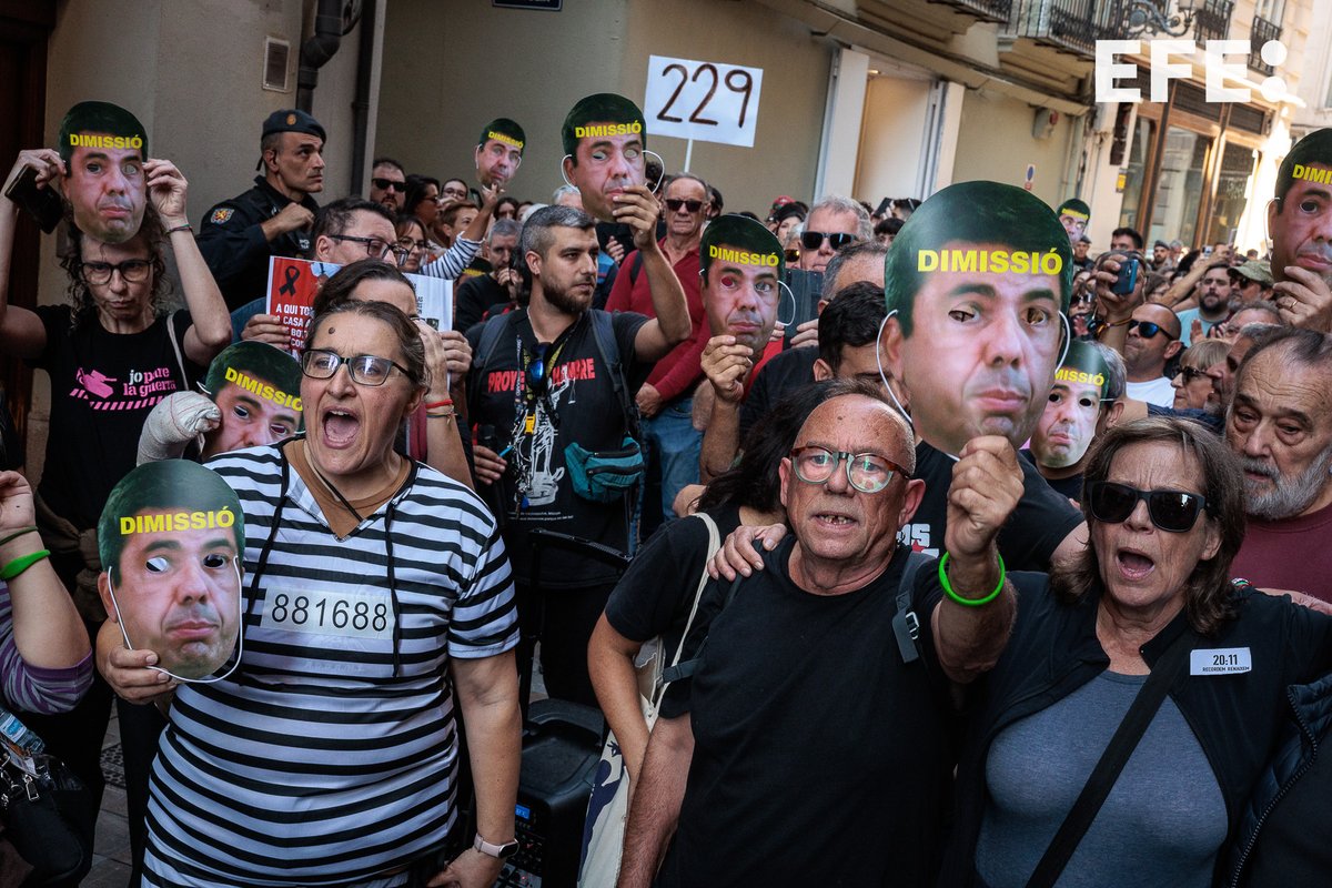 Cientos de personas se han manifestado frente al restaurante El Ventorro, donde el 29 de octubre de 2024 comió el president de la Generalitat, Carlos Mazón, para denunciar lo que entienden que fue una grave “negligencia criminal” <a href="/EFEnoticias/">EFE Noticias</a>