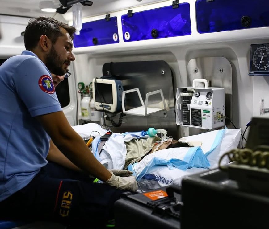 🇮🇷 İran Voleybol Federasyonu, Saber Kazemi’nin beyin ölümünün gerçekleştiğini ancak destek sürecinin durdurulmadığını ve oyuncunun cihazlara bağlı bir şekilde özel bakım altında olduğunu açıkladı.

📌 İranlı pasör çaprazı, Katar’da antrenman sonrası girdiği havuzda elektrik