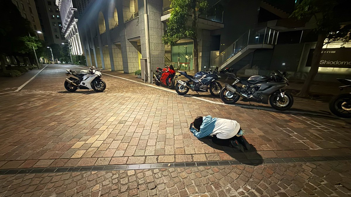 ___s7re's tweet image. 友達と夕方からバイク乗って
途中で彼が合流し
信号待ちでたまたま私たちを見つけた2人と合流
3枚目はR6を崇拝してるruuちゃん
(↑写真撮ってるだけ)
今日はとっても不思議だった🏍️💨
#崇拝ふぉと 
#R6は美しい