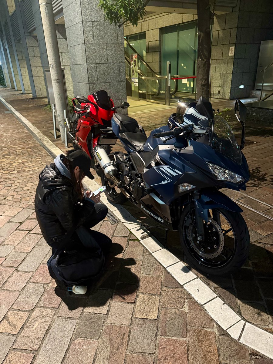 ___s7re's tweet image. 友達と夕方からバイク乗って
途中で彼が合流し
信号待ちでたまたま私たちを見つけた2人と合流
3枚目はR6を崇拝してるruuちゃん
(↑写真撮ってるだけ)
今日はとっても不思議だった🏍️💨
#崇拝ふぉと 
#R6は美しい