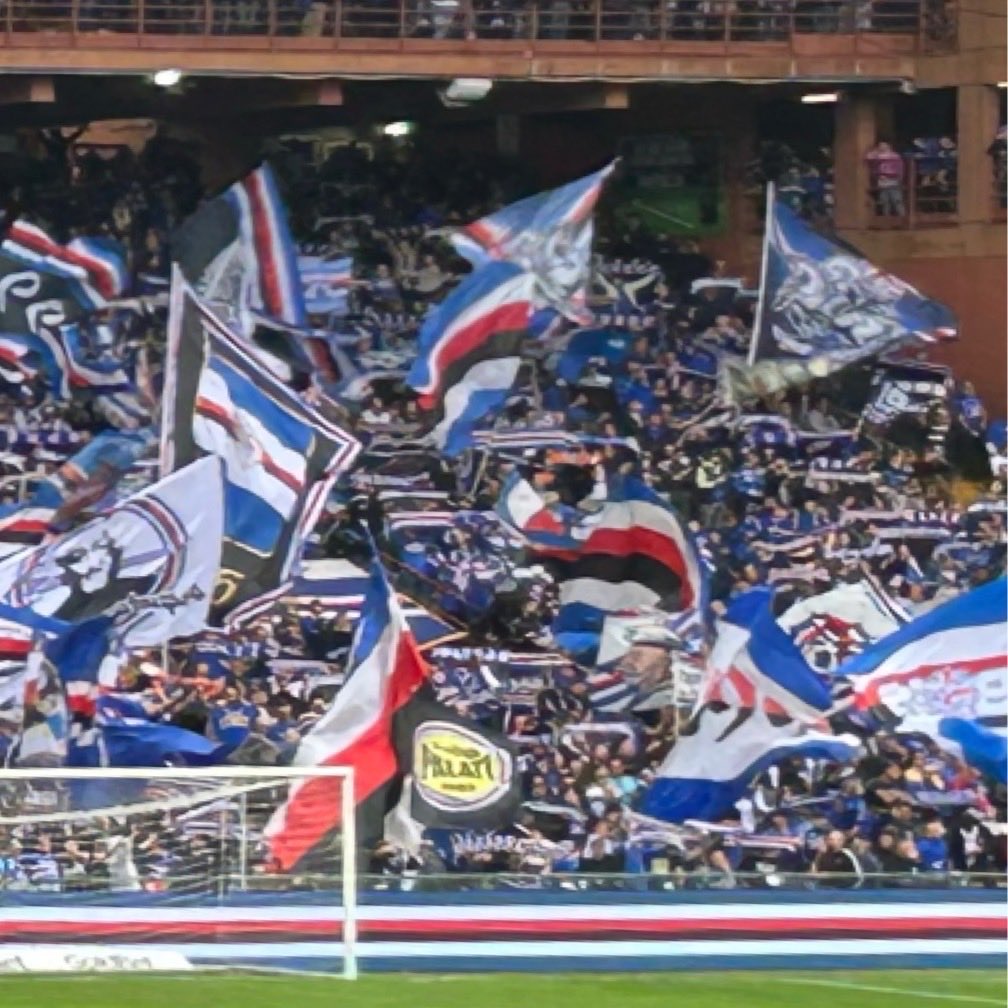 Reteblucerchia2's tweet photo. "Mamma posso fotografare la sud?"
📸
🔵⚪️🔴⚫️⚪️🔵

#sampdoria #serieB #lasampdoriaaisampdoriani #unicoamore #blucerchiati #marinai #lamagliapiùbelladelmondo #calcio  #genova #sport #tifosi  #SampSocialWall https://t.co/05xzEDBWrx