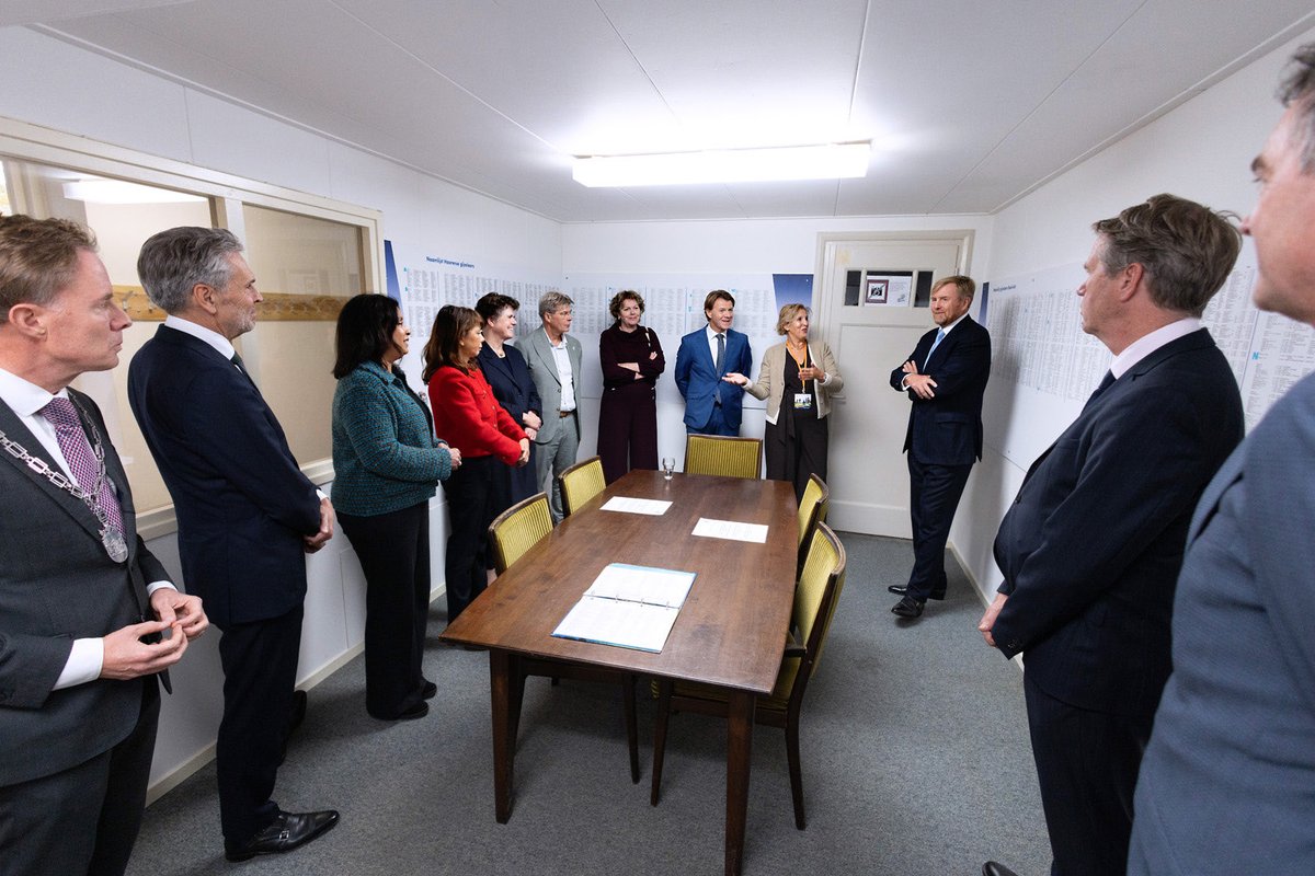 koninklijkhuis's tweet photo. Koning Willem-Alexander, minister-president Schoof en minister van Sociale Zaken en Werkgelegenheid, Mariëlle Paul, zijn aanwezig bij de viering van 75 jaar SER en 80 jaar Stichting van de Arbeid in Sint-Michielsgestel.
https://t.co/zu4NQpYho7 https://t.co/x86xWdkd3L