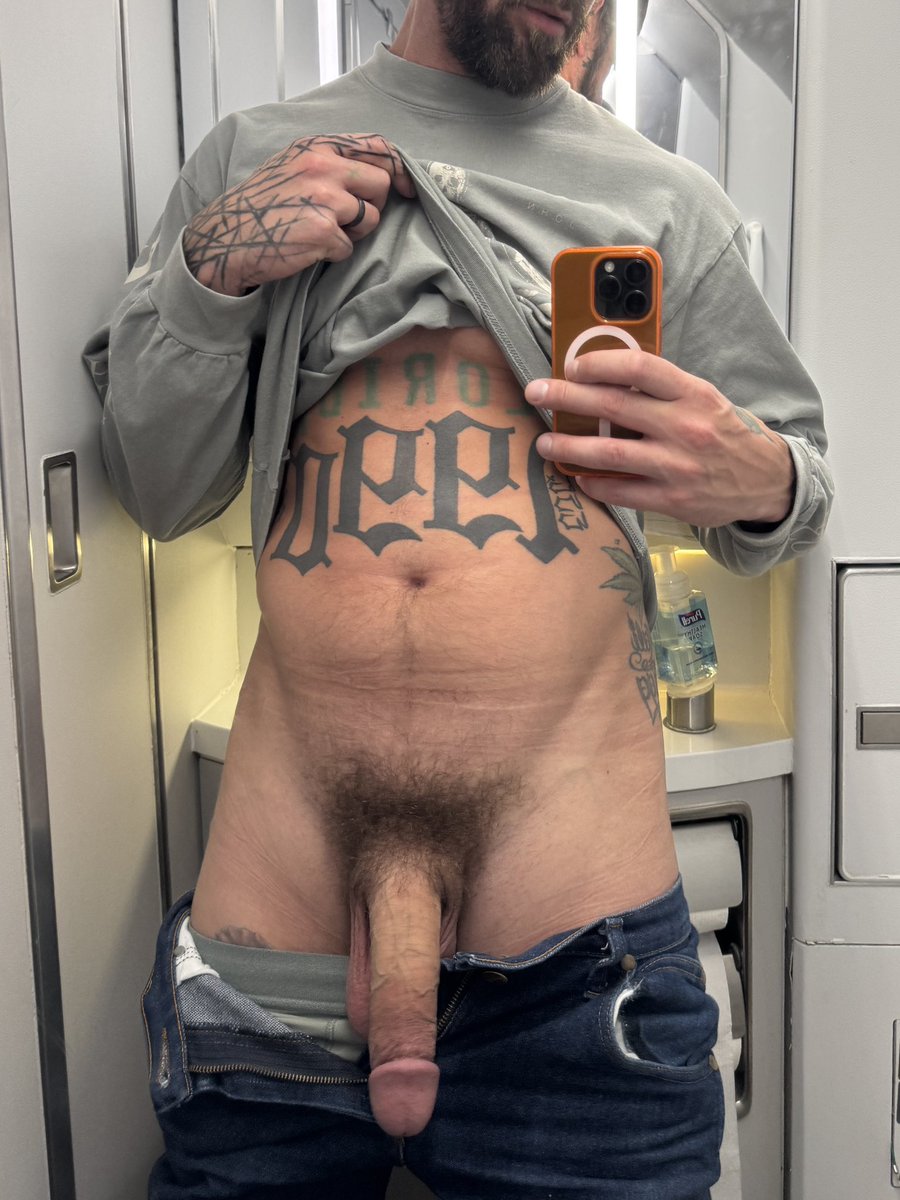 LukeRex777's tweet photo. Mid-Flight Dick looking huge! 😈 https://t.co/J2UvKk0abJ