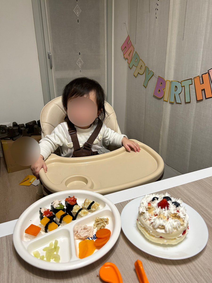 mykooo4's tweet photo. 超忙しくて1歳誕生日当日に投稿出来てなかったけど、面倒だが長女でやったから次女もやってあげなきゃ…の精神だけで渋々作った夜ご飯、長女のときを超えた気がする。笑
あとレンジでスポンジがすぐできるケーキキット、長女のときより美味しくなってた気がする。ホイップも甘さちょうど良かった。笑 https://t.co/2zi6Kk7qot