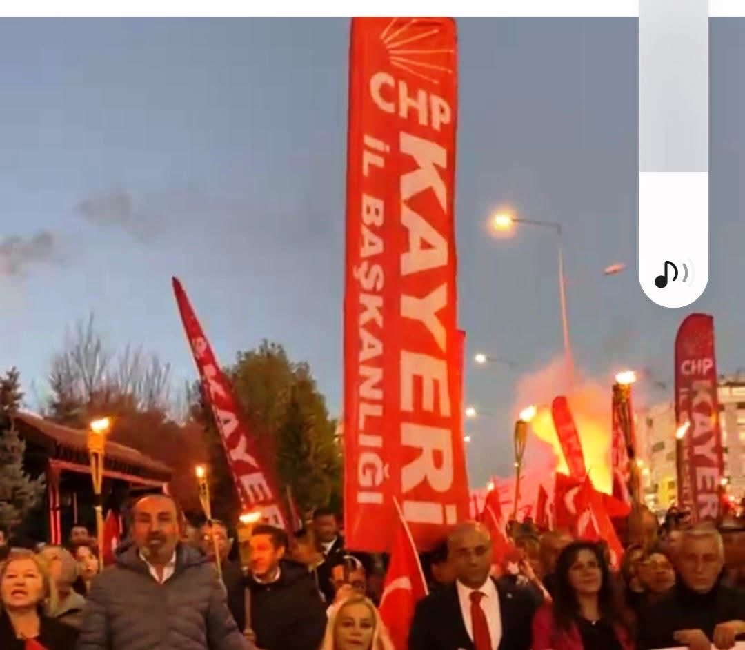 CHP Kayseri İl Başkanlığı'nın 29 Ekim Cumhuriyet Bayramı dolayısıyla düzenlediği Fener Alayında kullandığı bayraklarda Kayseri yerine Kayeri yazıldı.