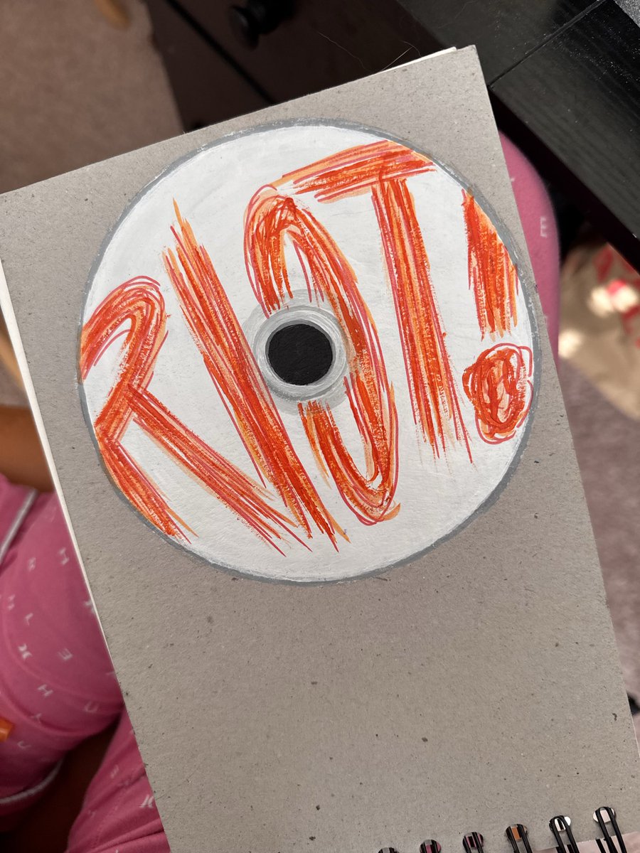 Just painted this gotta cut it out and glue it to a belt for my Halloween costume 👀