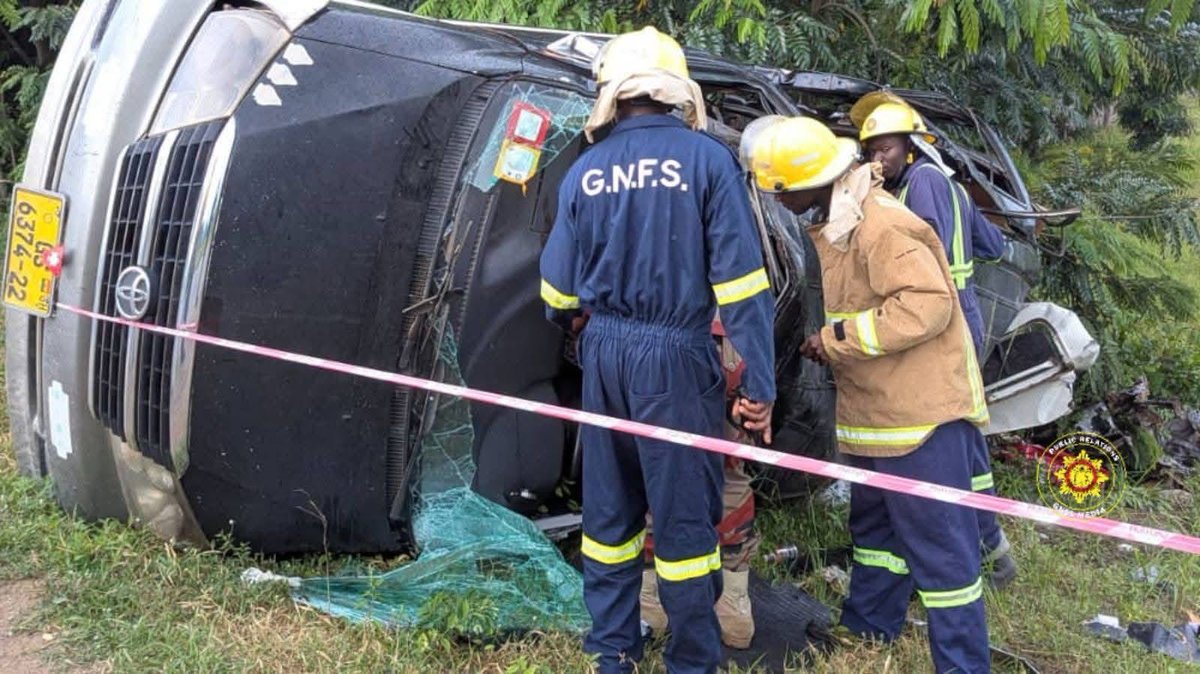 THESTATENEWSS's tweet image. Six Die in Crash on Tema–Kpong Highway
Six people have died and several others injured in a collision near Akuse Junction involving a Toyota Hiace van and another vehicle. Emergency services rescued 21 victims and rushed the injured to hospital. The cause is under investigation,…