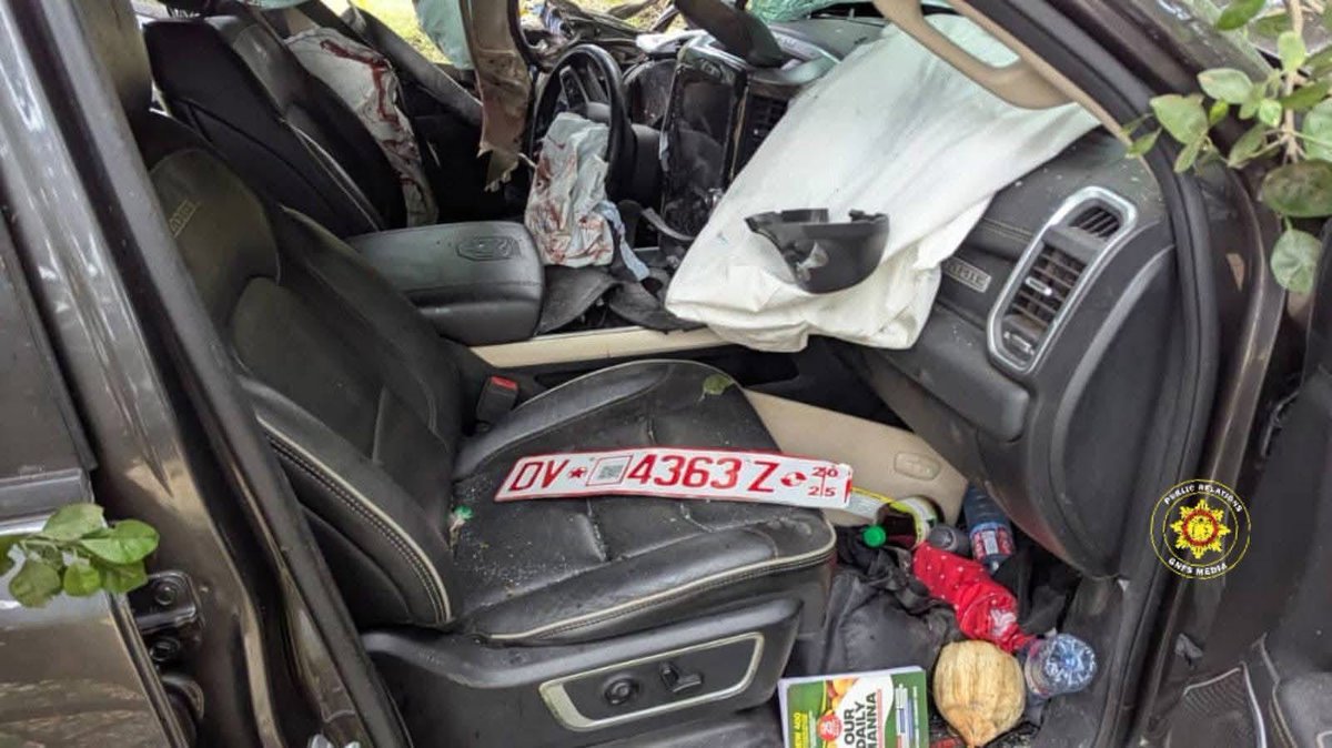 THESTATENEWSS's tweet image. Six Die in Crash on Tema–Kpong Highway
Six people have died and several others injured in a collision near Akuse Junction involving a Toyota Hiace van and another vehicle. Emergency services rescued 21 victims and rushed the injured to hospital. The cause is under investigation,…