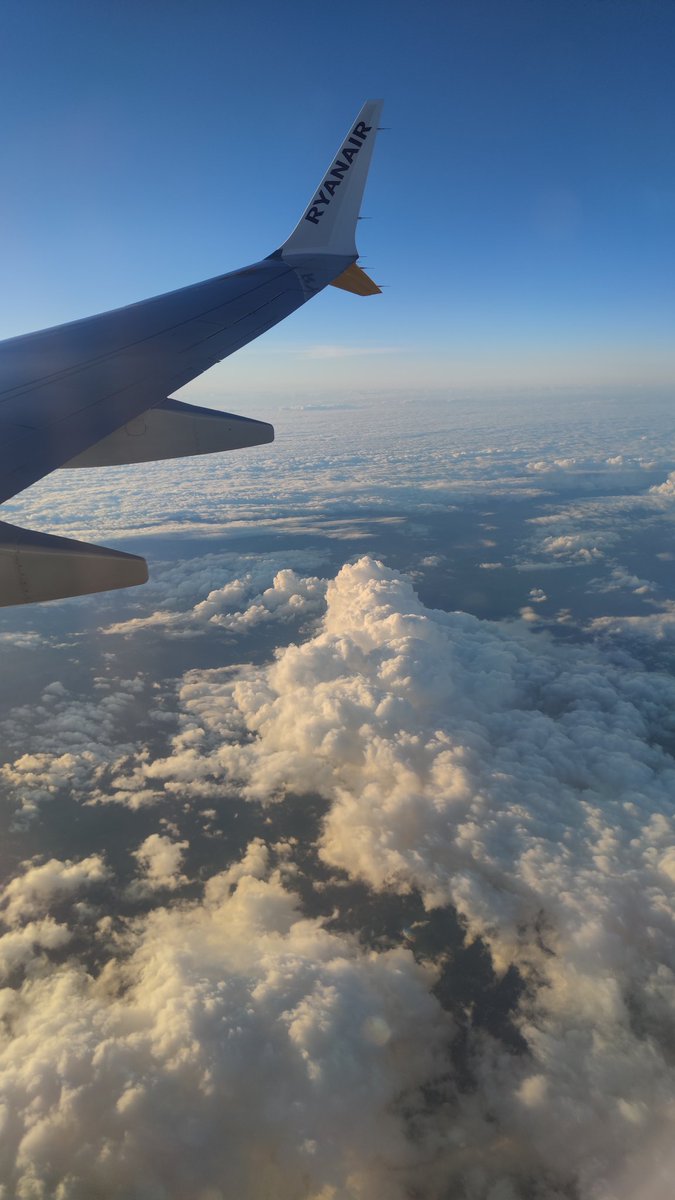 alex_with_ease's tweet image. More cloud posting! 
Don&apos;t blame me, I&apos;m just imitating @callanable