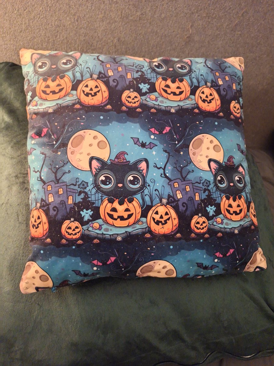 Grade das Bett frisch bezogen und dann festgestellt, dass der Bezug meines kleinen Kissens zu Halloween passt. Den Bezug hat mir meine Mutter genäht.