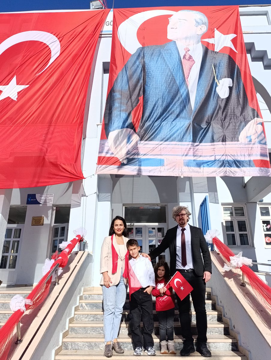 Bayrak elimde, gururla derim:
“Ben Türk milletiyim, Cumhuriyet sayesinde özgür bireyim!”