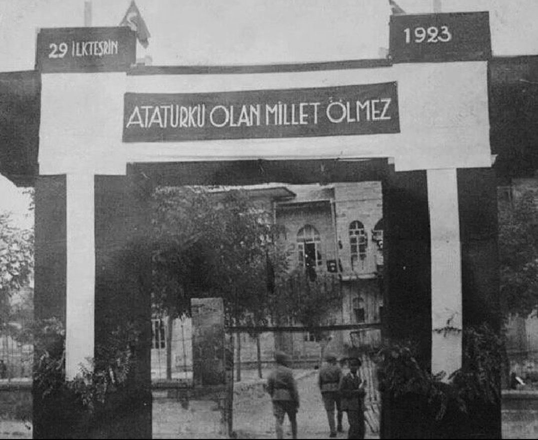 Bayramın en güzel fotoğraflarından birisi buydu.

Yüz yıl geçti, ama hala aynı inançla söylüyoruz, Atatürk’ü olan millet ölmez. 

29 Ekim Cumhuriyet Bayramımız kutlu olsun.