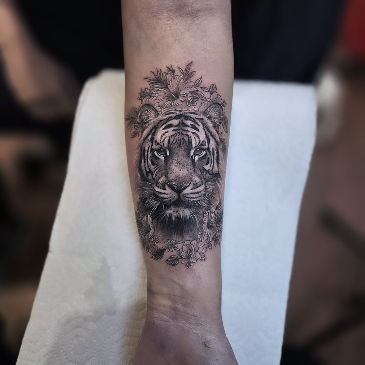 Robyn sat like a champ today for her first tattoo 👏🏻 

Taking tattoo appointments now for December. 
Email only - jay.hutton@outlook.com