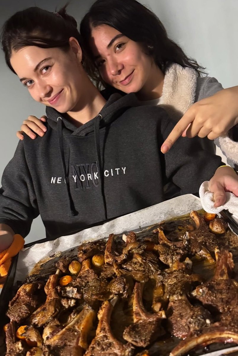 Hem güzel hem yetenekli hem de hamarat Allah'ın vip kulu bu kız yemin ederim