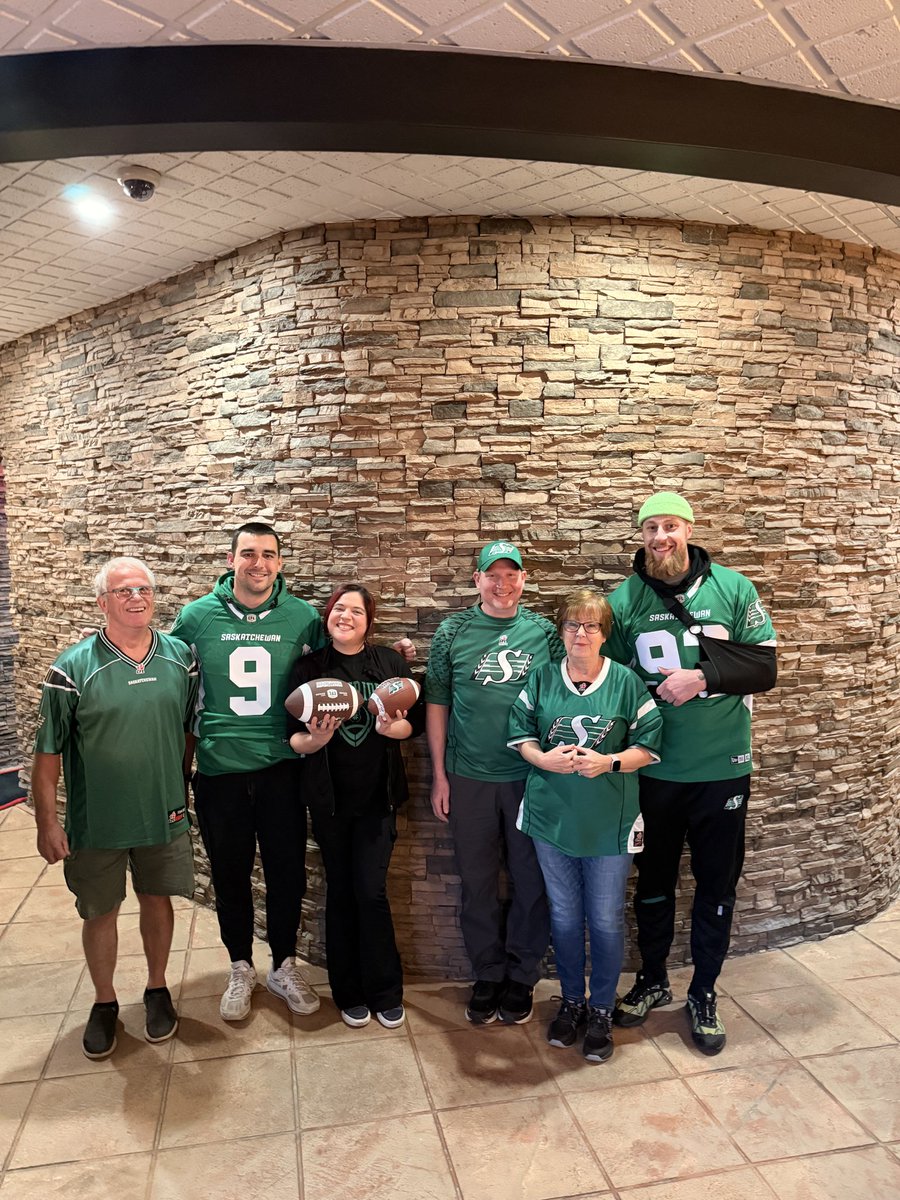 wpizz's tweet image. Thanks to Benoit Marion and Jake Maier of your @sskroughriders for stopping by for a visit at our Glencairn location last night. Can’t wait for next weeks Western Final! #ProudPartner #WesternPizza #supportlocal