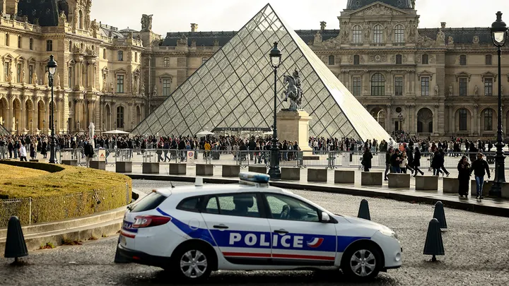 L'ENQUÊTE SE POURSUIT : Le procureur de Paris affirme que les joyaux de la couronne volés au Louvre sont toujours portés
