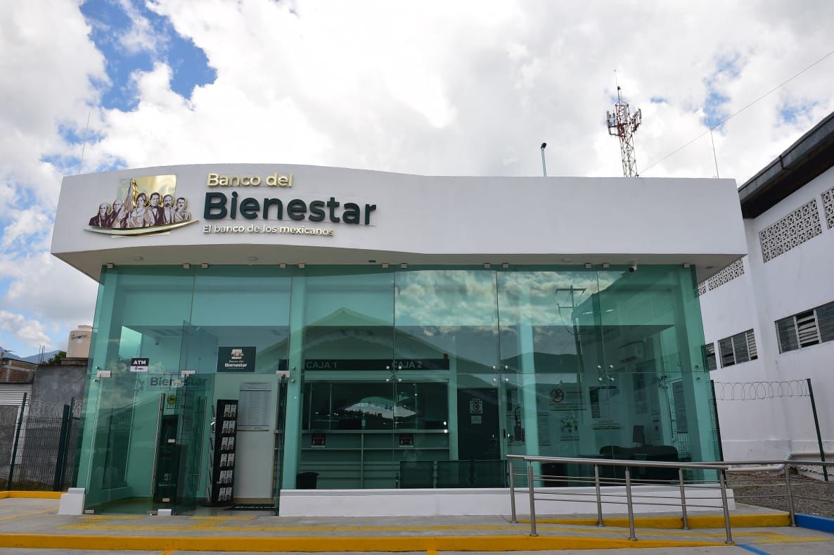 La ASF detectó más de 200 millones de pesos sin comprobar en software fantasma del Banco del Bienestar.
Miles de adultos mayores hacen filas interminables mientras el dinero se escurre en contratos sin licitación.
Corrupción y fracaso en un “banco del pueblo”.