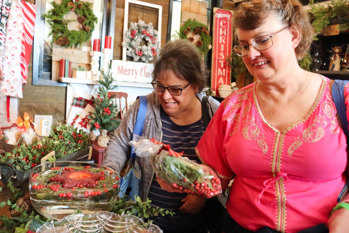 Holiday shopping is easy when you follow the guide to all the Christmas markets in Festival Country! The first one is this Saturday, Nov. 1, in Greenwood. View the guide: festivalcountryindiana.com/your-guide-to-… 
#festcountryin