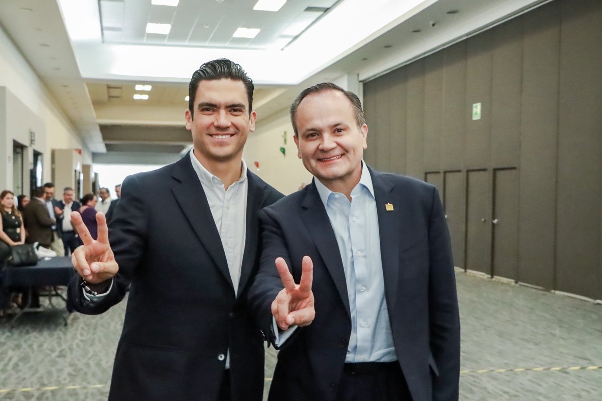Un gusto compartir ideas y propuestas en reunión con el <a href="/CCIJalisco/">Industriales Jalisco</a>, <a href="/JorgeRoHe/">Jorge Romero Herrera</a> <a href="/jpablocolin/">Juan Pablo Colín</a>, un espacio de diálogo donde reafirmamos nuestro compromiso por seguir impulsando el desarrollo económico y el bienestar de las familias. #Jalisco #Chapala #México