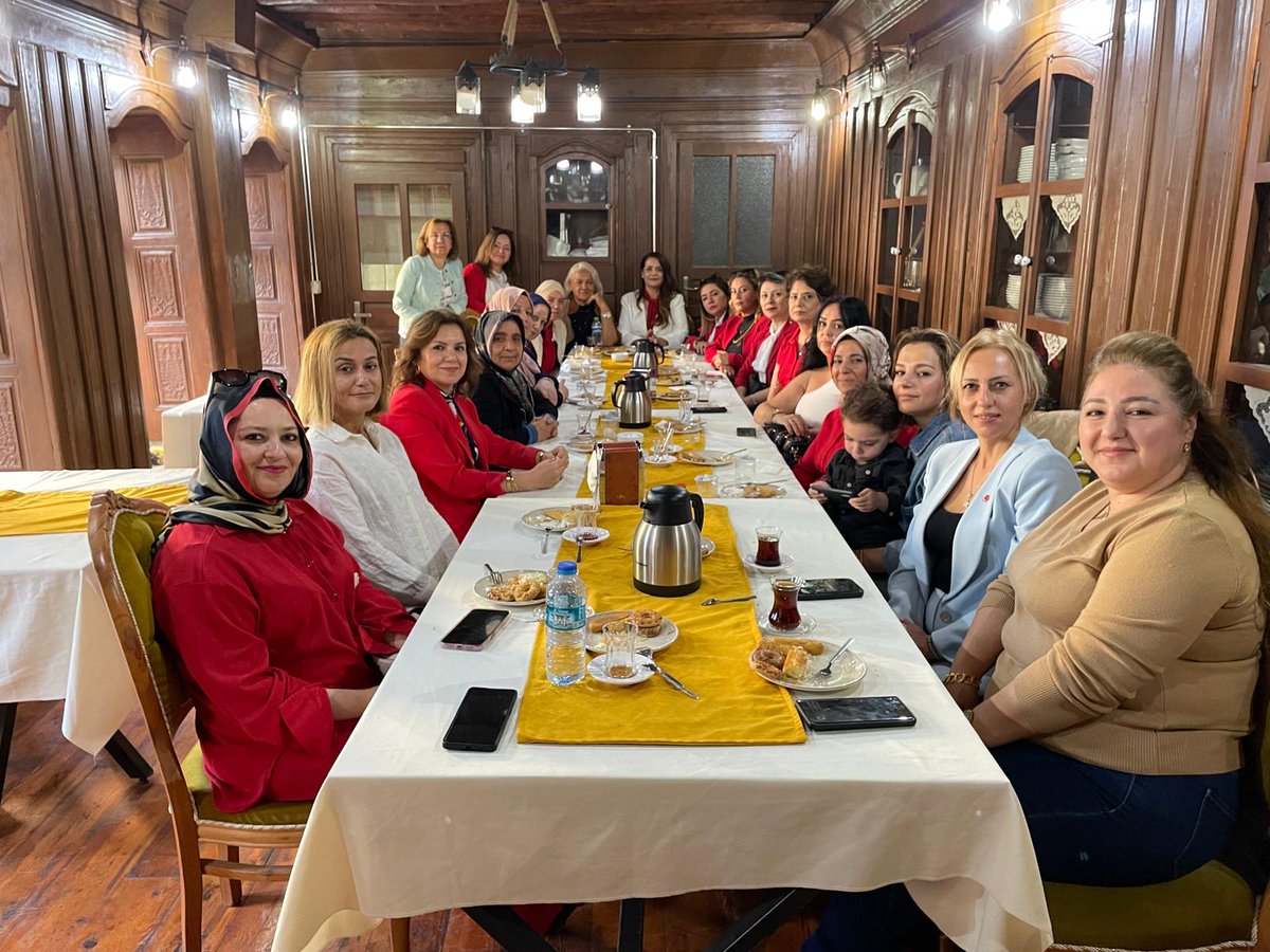 Nazli_ates01's tweet photo. Bugün Cumhuriyetimizin Kuruluşunun  102.Yıldönümünde 
Gazişehrimizde Cumhuriyet Kadınları ile Dünya Kadınlar Birliği Gaziantep Şube Başkanlıgının ilk toplantısı gerçekleştirdik .
Cumhuriyet adına bir meşaleyide bizler yaktık.Yaşasın Cumhuriyet!
#29ekim 
@d_kad_birligi 
#Gaziantep https://t.co/RXXOxWsgBV