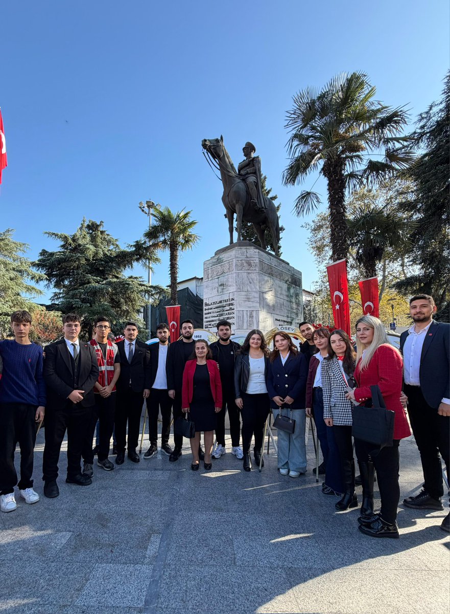 CHP Osmangazi Gençlik Kolları olarak 29 Ekim Cumhuriyet Bayramı kapsamında düzenlenen çelenk bırakma törenine katıldık. Cumhuriyetimizin 102. yılında, Atatürk’ün ilke ve devrimlerine bağlılığımızı bir kez daha gururla vurguluyoruz. Yaşasın Cumhuriyet, yaşasın Atatürk’ün gençliği.