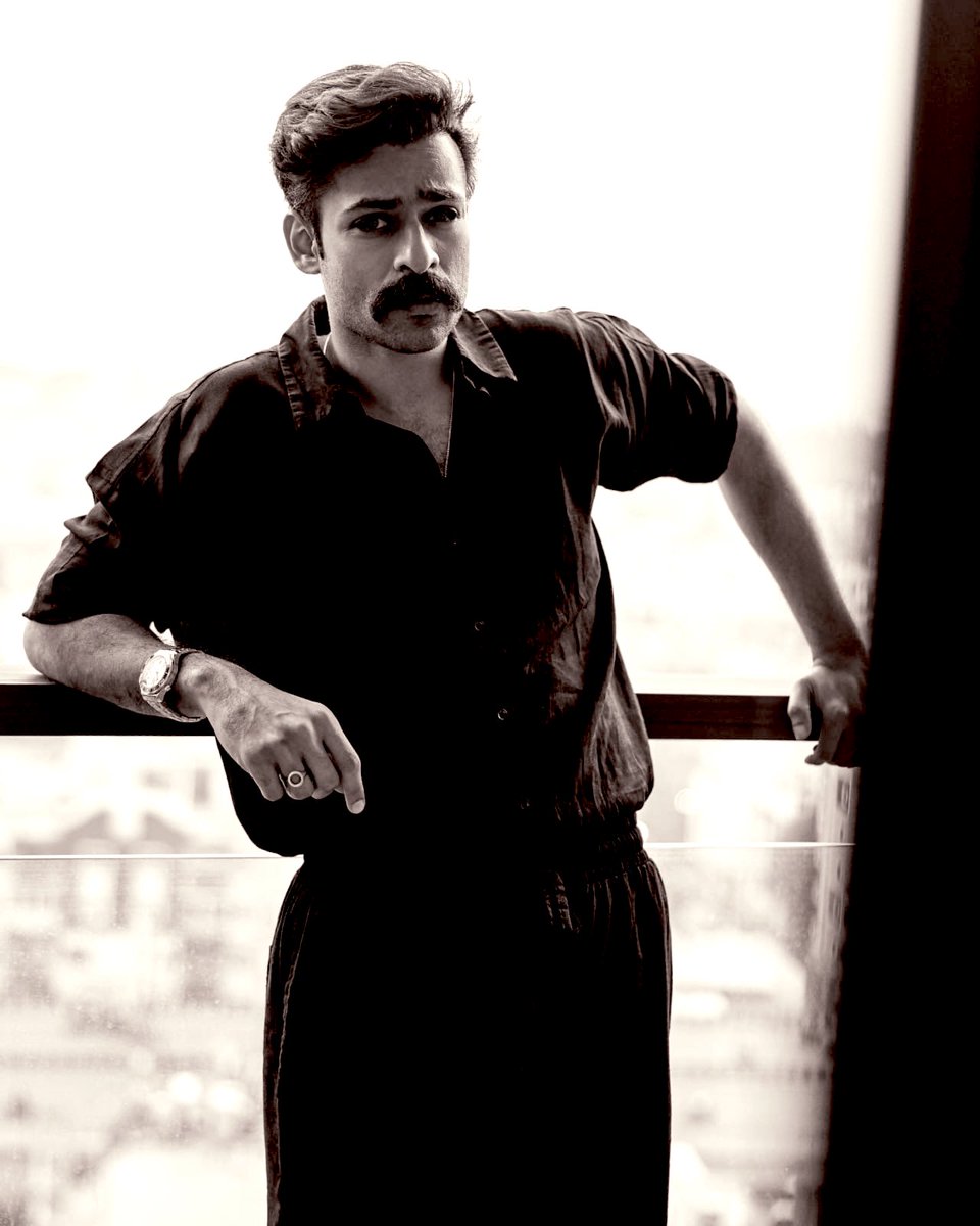 Actor_Chandu_'s tweet image. @VaishnavTejoffi 

ఈ లుక్ లో ఒక పోలీస్ స్టోరీ చెయ్ అన్న 🔥🔥

#MegaHero #PanjaVaishnavtej