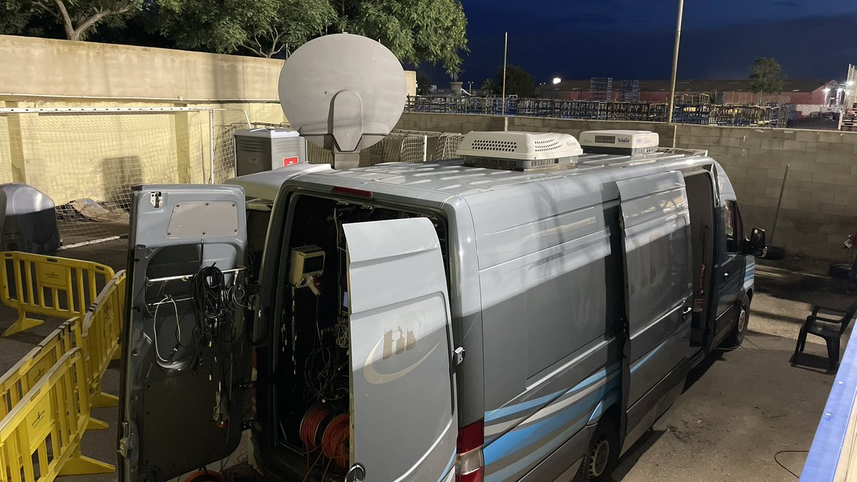 El CD Sant Jordi no puede jugar en su campo contra Osasuna porque no iba a entrar el camión de la televisión 

📸 El ‘camión’ de la televisión hoy en Son Malferit hubiera entrado por la puerta pequeña del campo

😡 Normal el enfado de la directiva