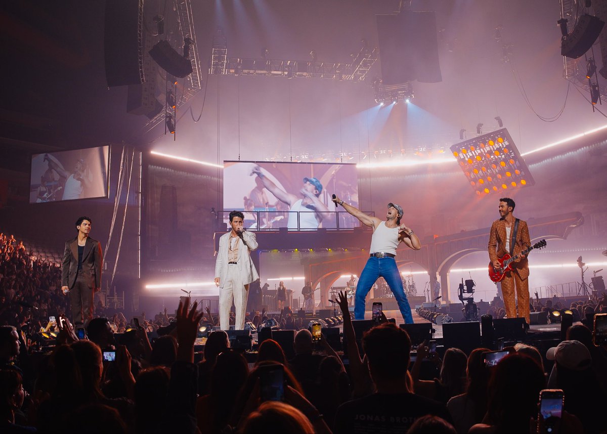 Russell Dickerson tweet media