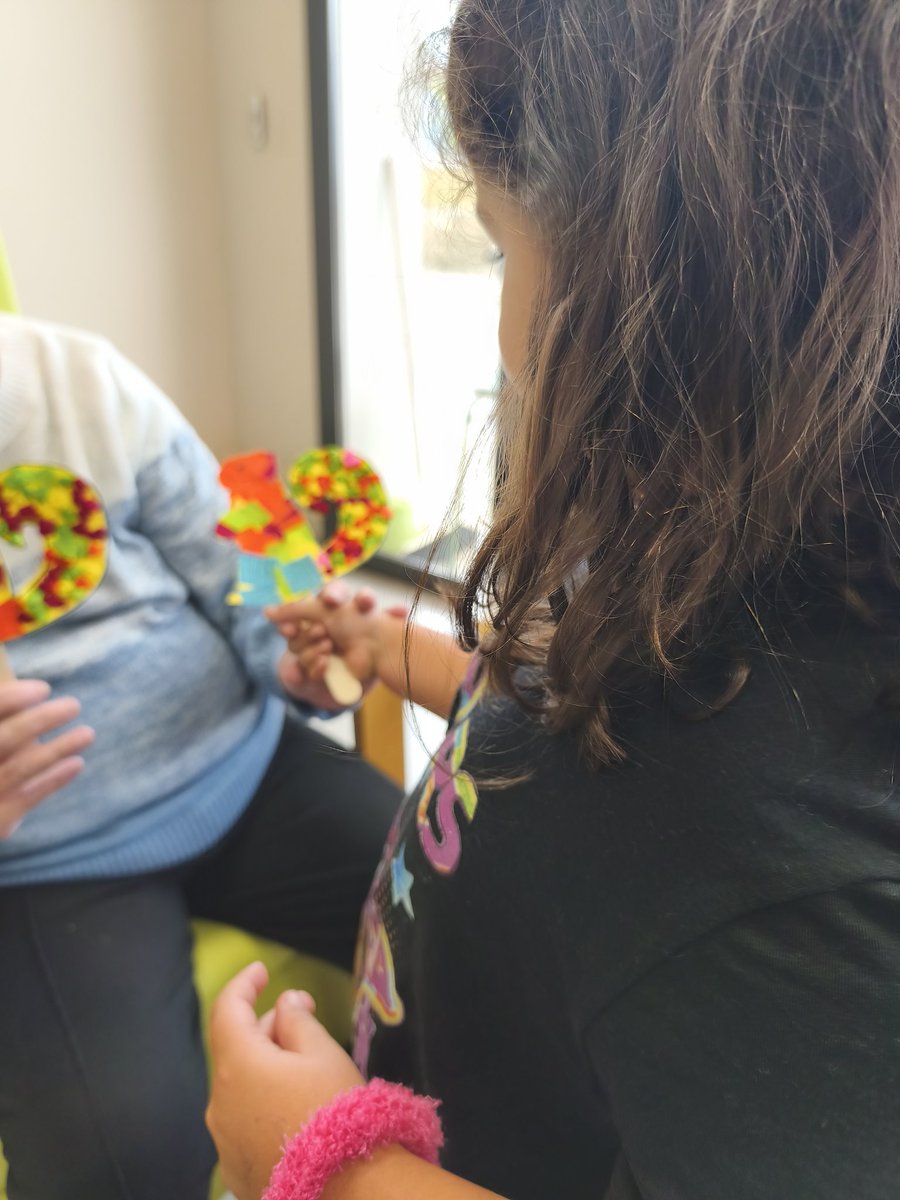 Avui l'alumnat de Cicle Inicial ha anat al centre de serveis Residom, a fer una activitat conjunta amb els padrins i padrines. Els han preparat dues manualitats i després els hi ha recitat una poesia de tardor i els han ballat una dansa  @fundacioresidom #fempoble