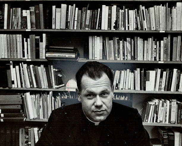 Este Gregory Baum, nacido de madre judía y padre protestante en Berlín. En la década de 1940, huyeron de la Alemania nazi. Se «convirtió» al catolicismo y se hizo sacerdote.

Durante el Concilio Vaticano II, fue uno de los principales redactores del documento conciliar Nostra