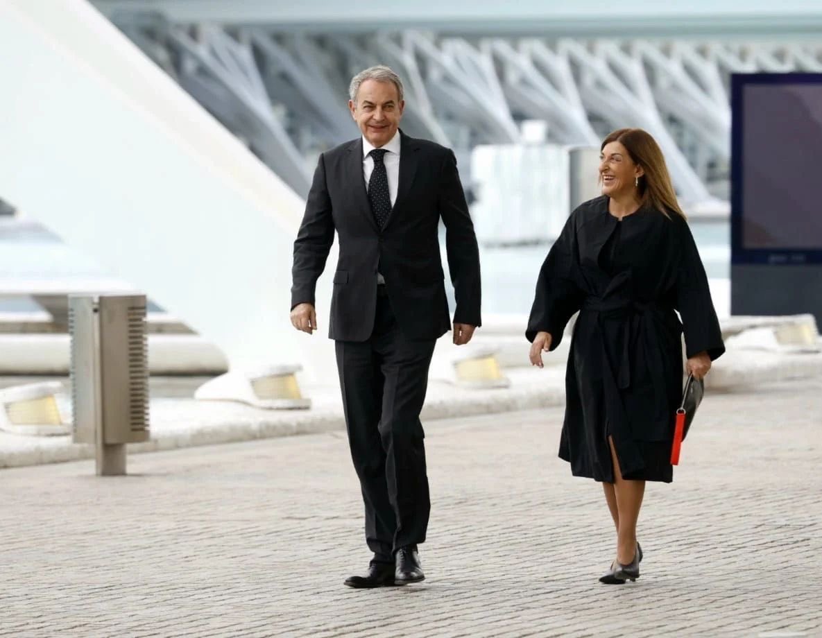 ¿Y este señor siniestro que se cargó los planes hidrológicos con sus obras de encauzamiento en Valencia qué puñetas pinta en el funeral de la dana y encima viene riéndose?
Porque no olvidemos que derogó el PHN con todas las obras previstas por puro sectarismo