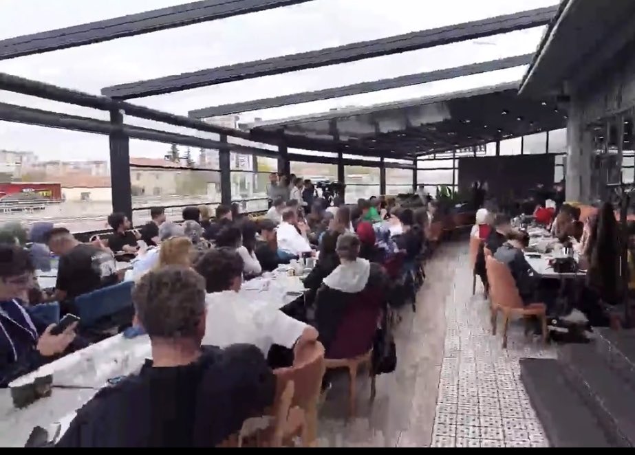 Dün Kayseri'deydik.

MUSİAD şubesini ziyaretimizin ardından gençlerle biraraya geldik.

Tüm engellemelere rağmen bu programa bizleri davet eden ve Sn. Davutoğlu'na yoğun ilgi gösteren Erciyes Üniversitesi öğrencilerine teşekkür ediyorum.

Uzun ve verimli bir uluslararası