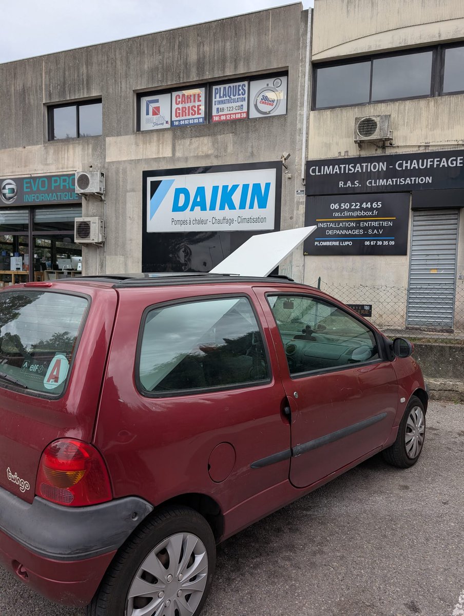 Quand le camion est pas dispo mais que tu dois ramener une planche de 2m50 😂
#JeSuisTwingo