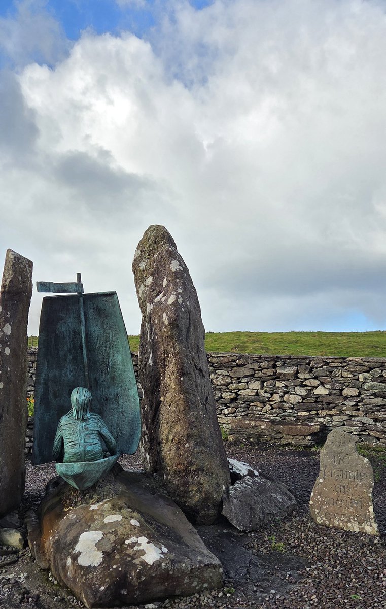 fitzyok's tweet photo. Spéir ghorm againn ar maidin ach cith anois 's arís(blue skies with the odd shower). Ní bheadh Naomh Bréanainn ábalta dul ar a thuras inniu ró shuaite(no voyage for Brandon today too choppy).
An rón breá sásta(happy seal)
#300DaysofGaeilge
#300daysofwalking
#GaeilgeGachLá https://t.co/yx20riNEEV