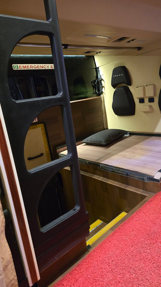 sandytweeps's tweet photo. They just showed me this emergency exit in the middle lower twin berths of this Volvo multi-axle sleeper bus.

I never knew this even existed! Looks like clear directives are given and a hammer at every seat. Hope they continue these safety measures. ✌🏻 https://t.co/9vesgYyZEV