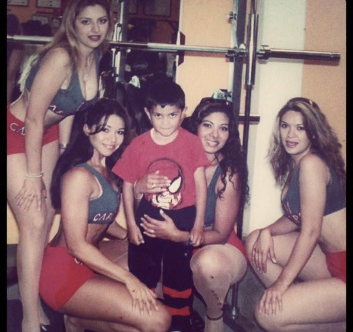 Mi papá guarda esta foto orgulloso diciendo “mi hijo va a ser un galán” y pues si… traigo locos a los hombres😌🌈