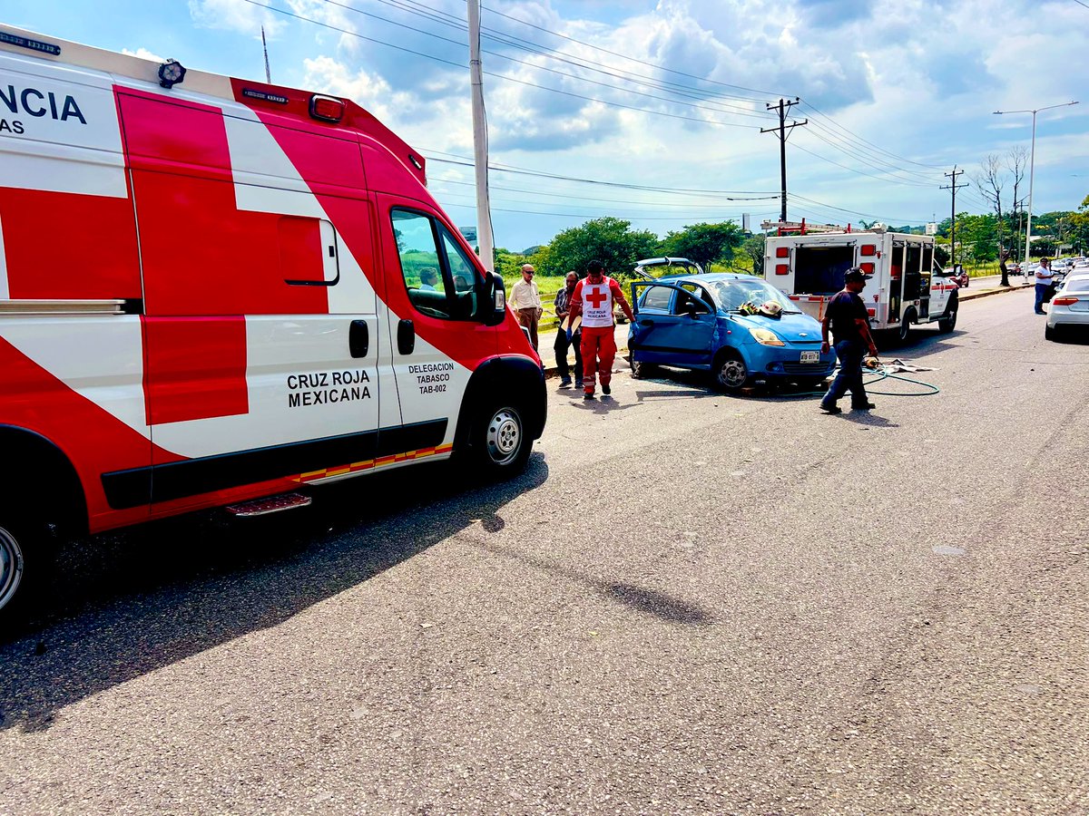 #Enterate 🔴 Gracias a tus donativos una ambulancia y un camión de rescate urbano de #CruzRojaTabasco brindaron auxilio en un choque en la zona conocida como “El Domo” la mañana de este miércoles; tras ser liberados con las “quijadas de la vida” una pareja fue trasladada al ISSET