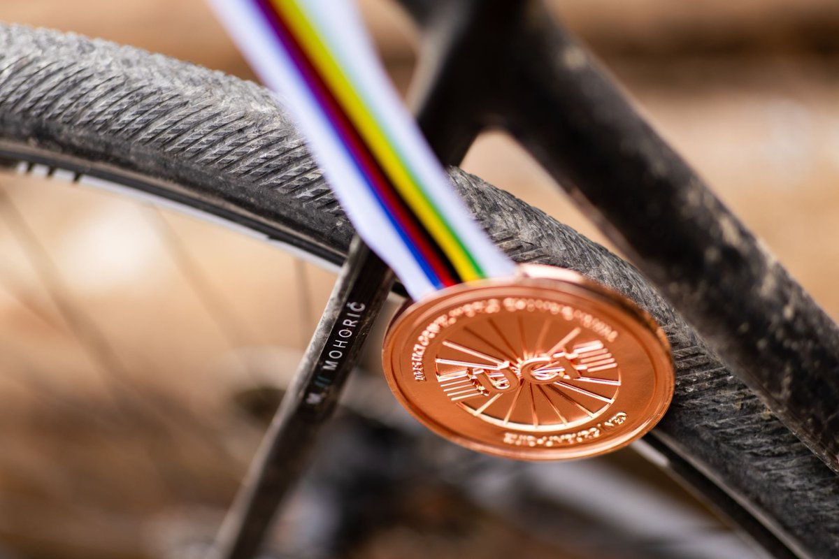 MeridaProRoad's tweet image. It&apos;s been a couple of weeks since the #gravel World championships in the Netherlands where @matmohoric rode to a Bronze medal. He did so on a new @MeridaBikes gravel model that is about to be launched in early November - so stay tuned! #biketech #innovation #MoreBike