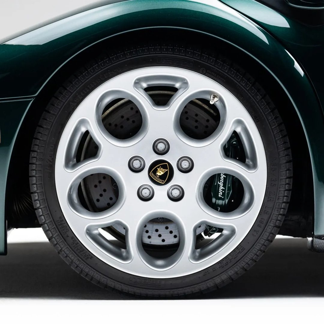 Bringatrailer's tweet image. The legend of the Hydra 

bringatrailer.com/listing/2001-l…