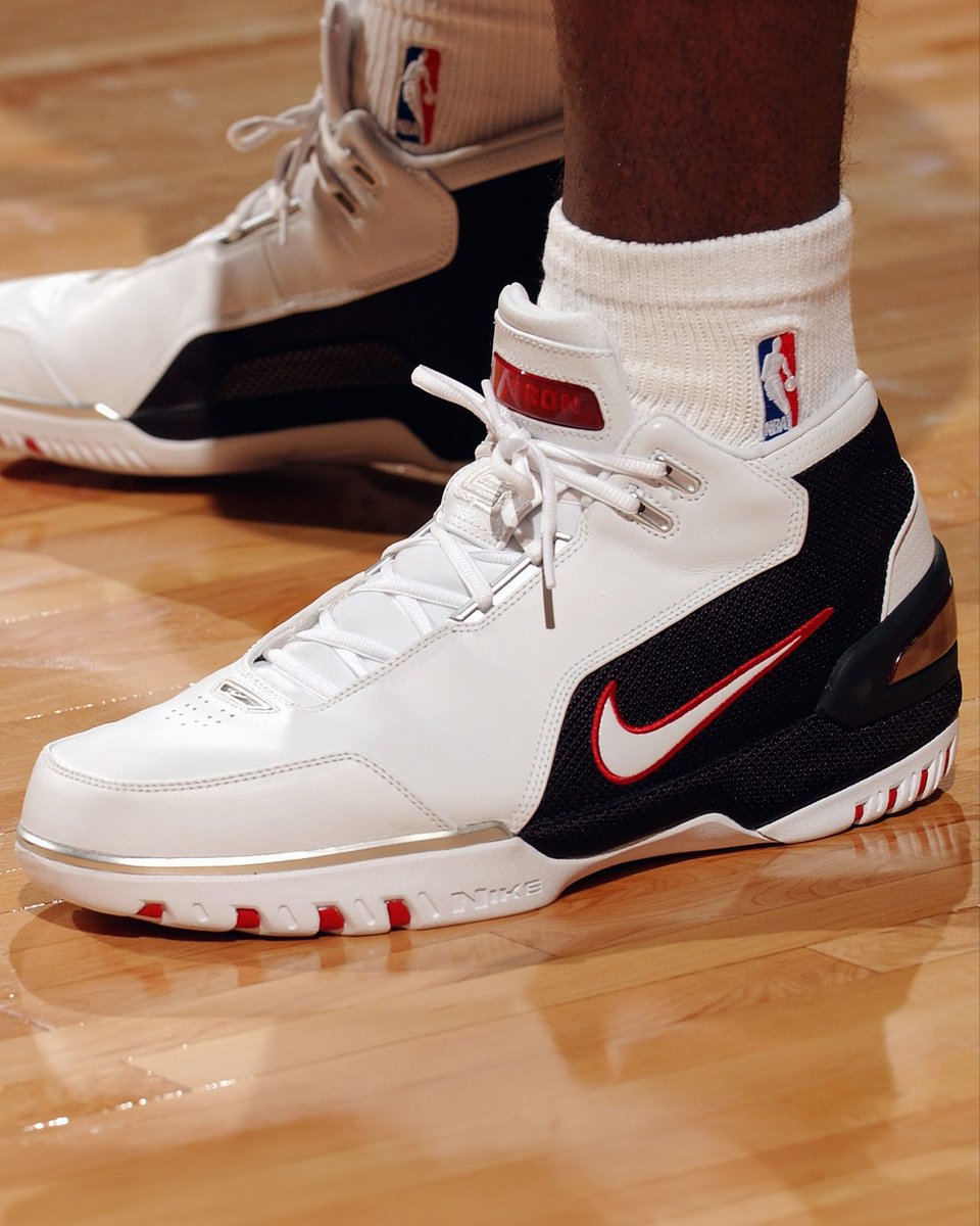 SoleRetriever's tweet image. CHOSEN ONE: LeBron James made the most highly anticipated NBA debut of all-time 22 years ago today 👑 @KingJames