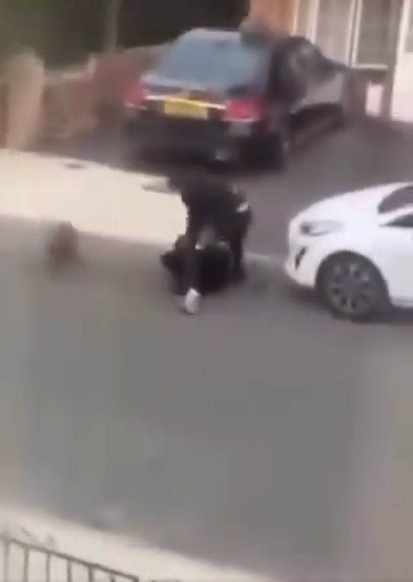 JamesHsiehtw's tweet image. 一名22歲的阿富汗非法移民於2020年躲在貨車偷渡進英國，2022年獲得庇護。

2025年10月27日，他在倫敦西部當場刺死49歲一個正在遛狗的英國公民

再繼續隨機殺人．把一對父子刺到重傷，最後被捕

這段影片引起全英暴怒，何時社區溜狗的安詳日子，已不再是英國公民的權利…