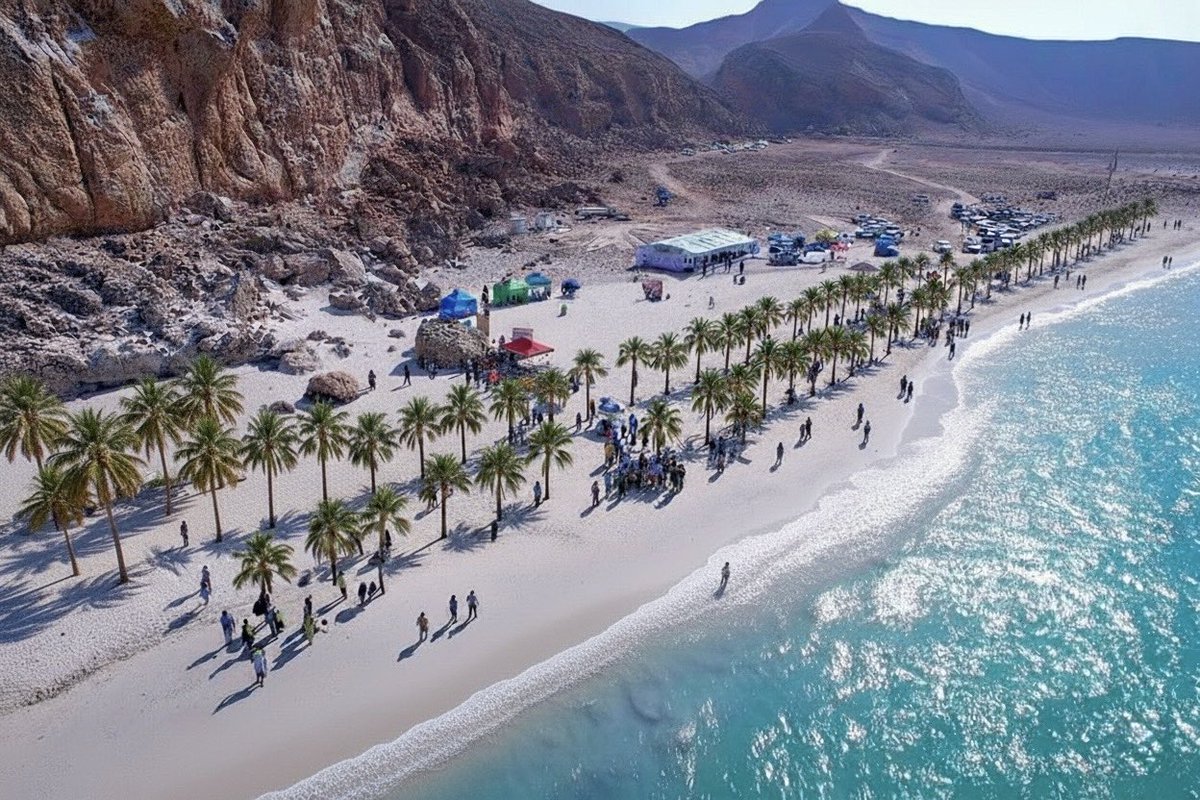 Waa hal sawir oo maanta xeebta Mareero laga qaaday. Mid waxaan ku daray dhir midna waa Original. Bal eeg sida ay noqon lahayd haddii dhir kali ah lagu beeri lahaa!

Waxaa cajiib ah in dawladdeenna iyo shacabkeenuba aysan rabin in ay xeebihii wax ku biiriyaan. Maalinka ay rabaan