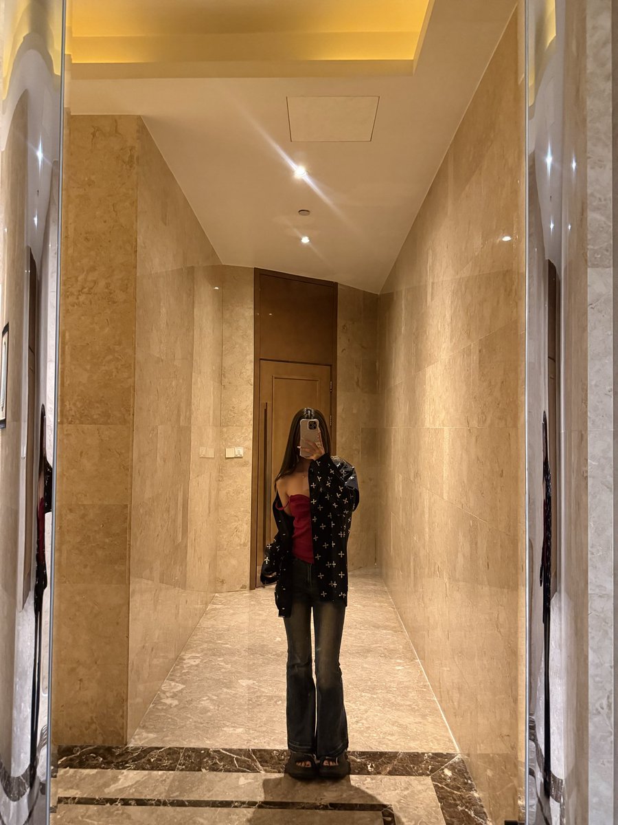 福利姬籽籽（当朋友圈发版）分享的黄推图片2 - 网红私拍内容