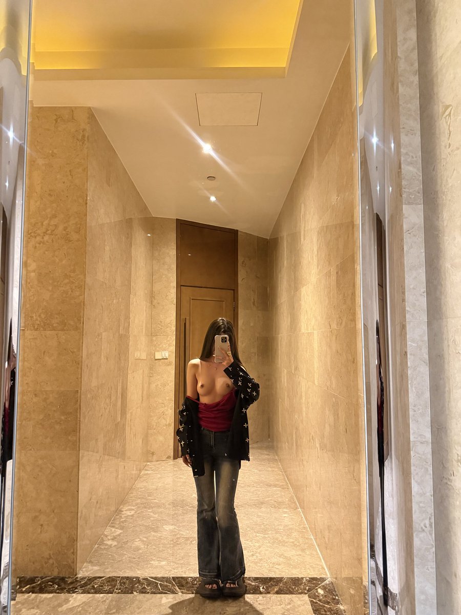 福利姬籽籽（当朋友圈发版）分享的黄推图片4 - 网红私拍内容