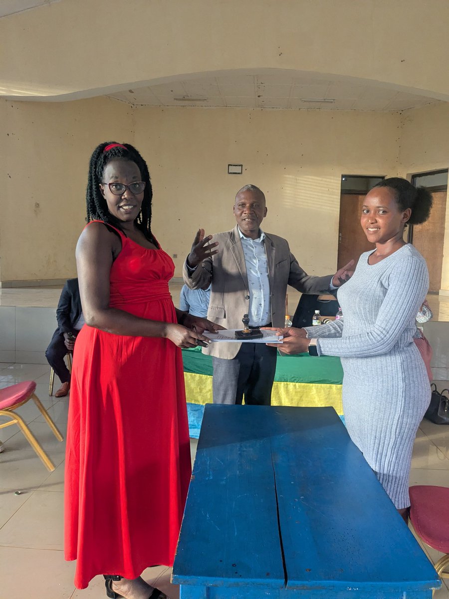 Uyu munsi muri <a href="/GsCyambwe/">GS Cyambwe</a> habaye umuhango w'iherekanyabubasha hagati ya bursar Ishimwe Doris n'uwari compatble Uwimana M.Chantal wayobowe n'umuyibozi wa <a href="/GsCyambwe/">GS Cyambwe</a> Bwana Simbatinya Moise <a href="/KireheDistrict/">Kirehe District</a> <a href="/rangira/">Bruno Rangira</a>