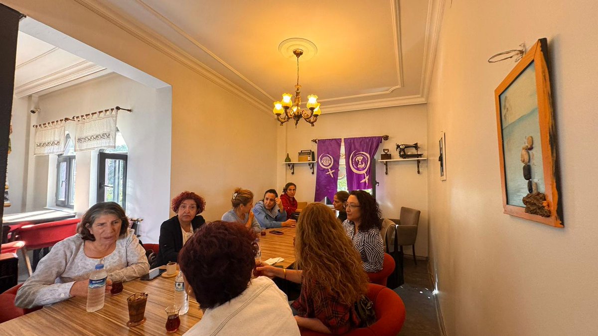 25 Kasım Kadına Yönelik Şiddetle Mücadele Haftası kapsamında kadınlarla buluşmalarımız devam ediyor. 
Kadınlar üzerinde eril şiddet devam ettikçe kadın dayanışmasını güçlendireceğiz
#ŞiddetsizBirYaşamMümkün