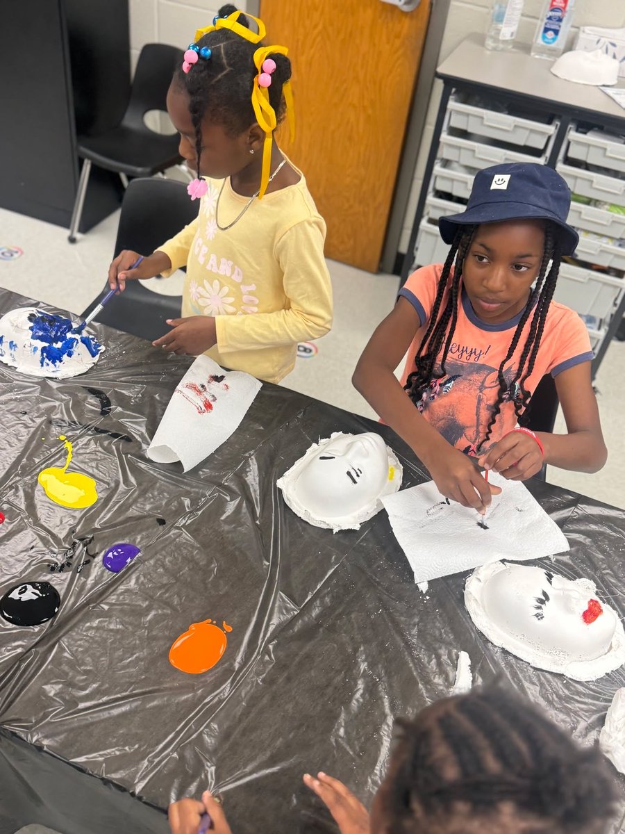 NettletonSTEAMe's tweet image. 🌟🌟 Special Class Spotlight 🌟🌟
Our 2nd Grade Classes are continuing to create their Day of the Dead masks in Art Class. Check out Mrs. Thornton&apos;s students hard at work!! 💀💀🎨🎨
#STEAMe #SpecialClassSpotlight