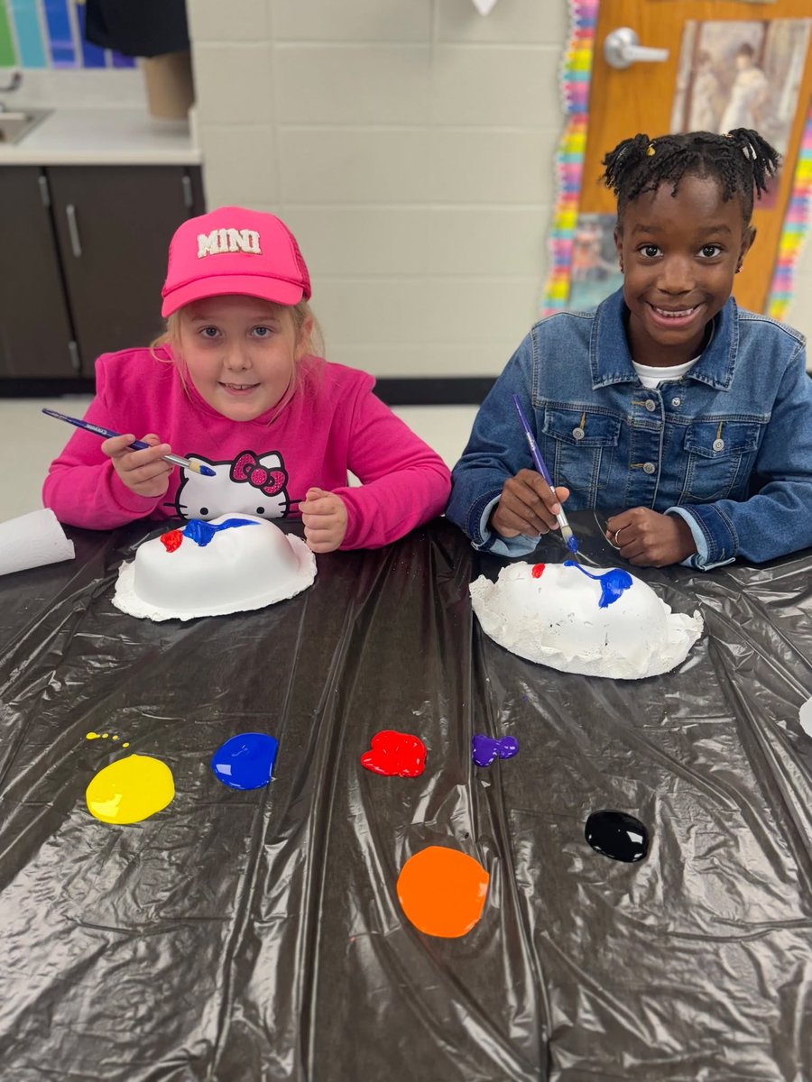 NettletonSTEAMe's tweet image. 🌟🌟 Special Class Spotlight 🌟🌟
Our 2nd Grade Classes are continuing to create their Day of the Dead masks in Art Class. Check out Mrs. Thornton&apos;s students hard at work!! 💀💀🎨🎨
#STEAMe #SpecialClassSpotlight